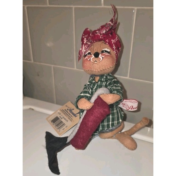 Vintage ANNALEE 2135 7" housewife + Vacuum wearing Red Bandana Cleaning Day 1995 - Picture 1 of 4